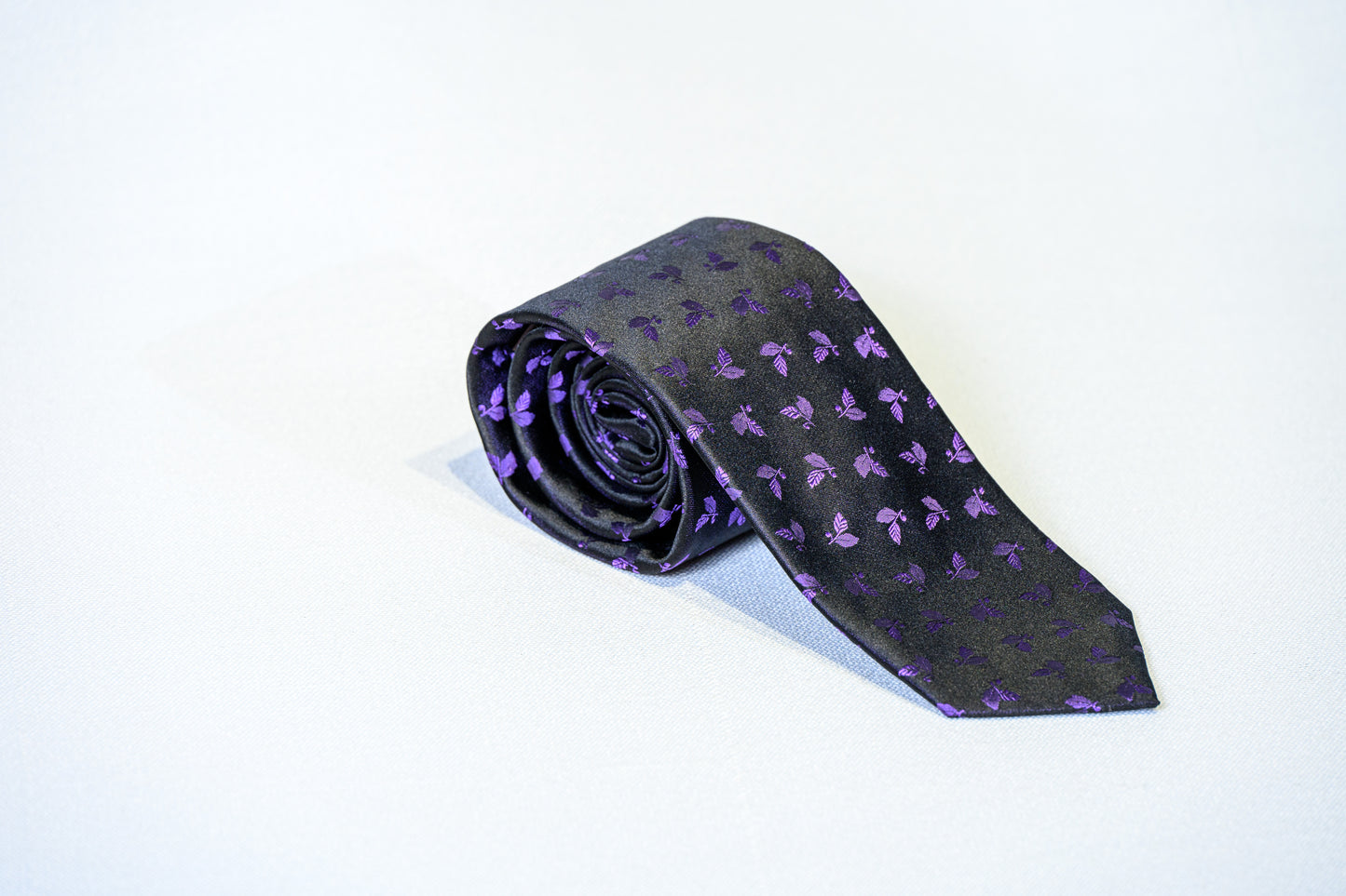 Modern All-Over Leaf Motif Silk Tie