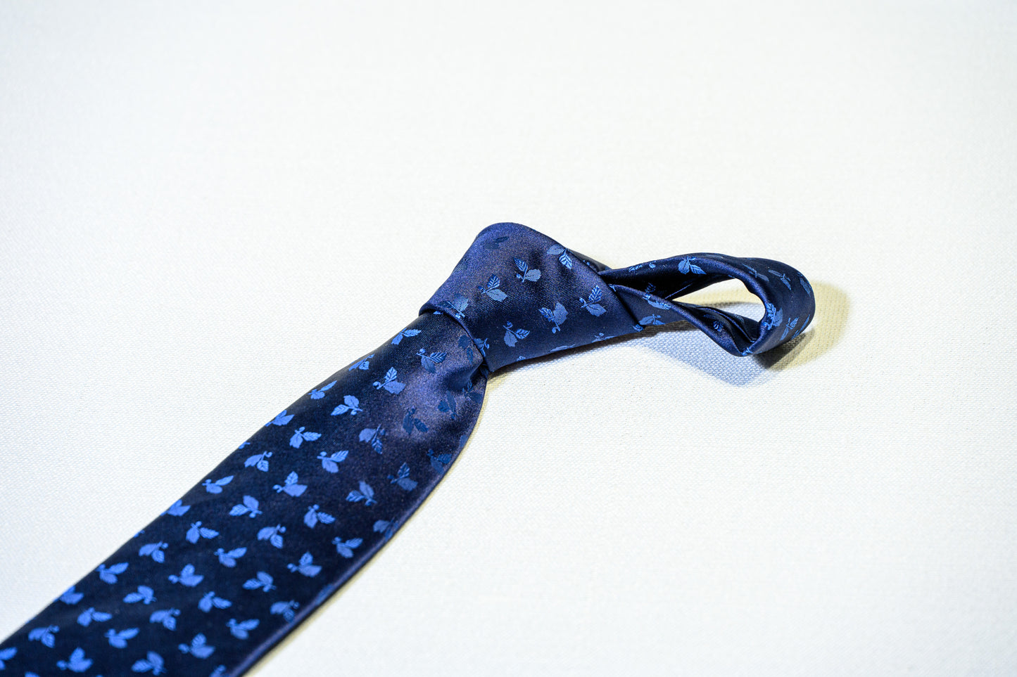 Modern All-Over Leaf Motif Silk Tie