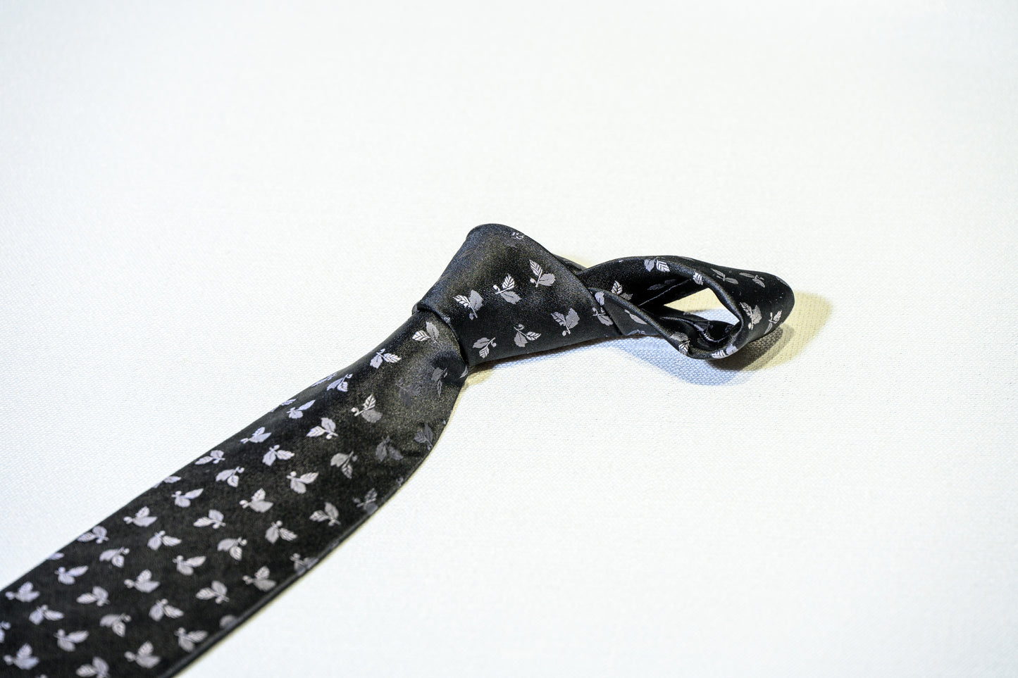 Modern All-Over Leaf Motif Silk Tie
