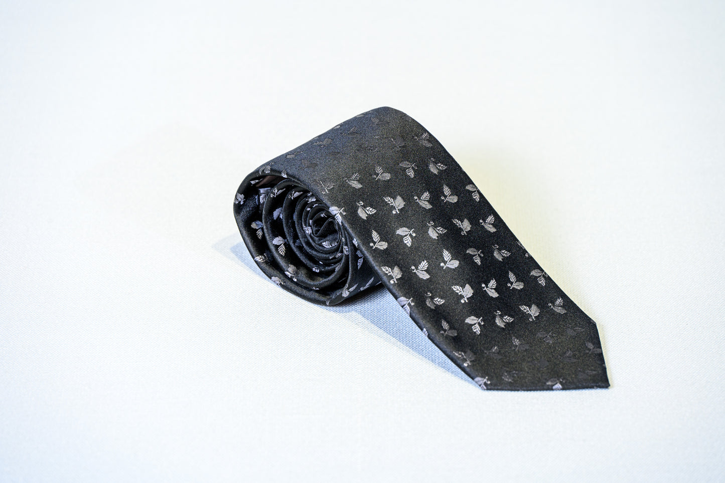 Modern All-Over Leaf Motif Silk Tie