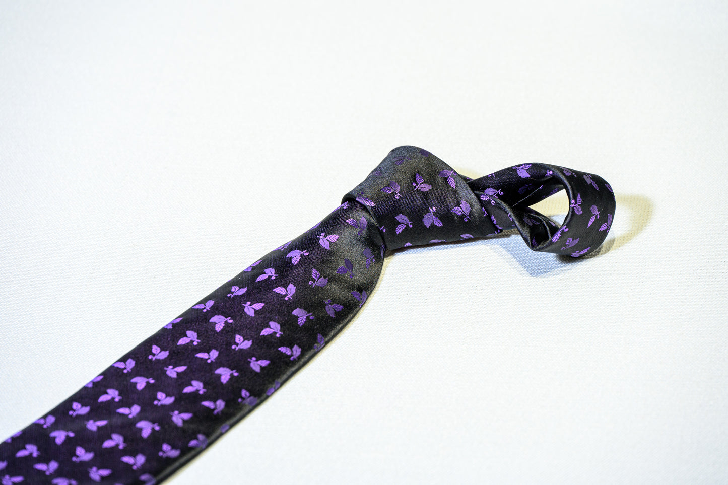 Modern All-Over Leaf Motif Silk Tie